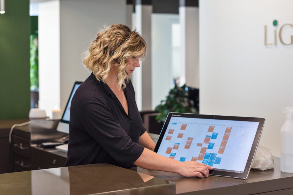 immagine receptionist salone agenda digitale