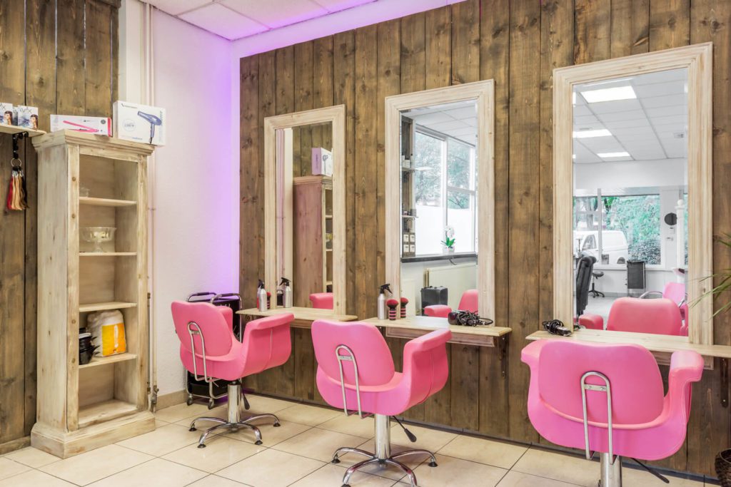 promo san valentino parrucchieri interno legno e sedie rosa