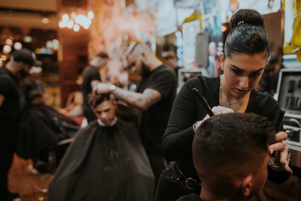 Donna parrucchiera barbershop
