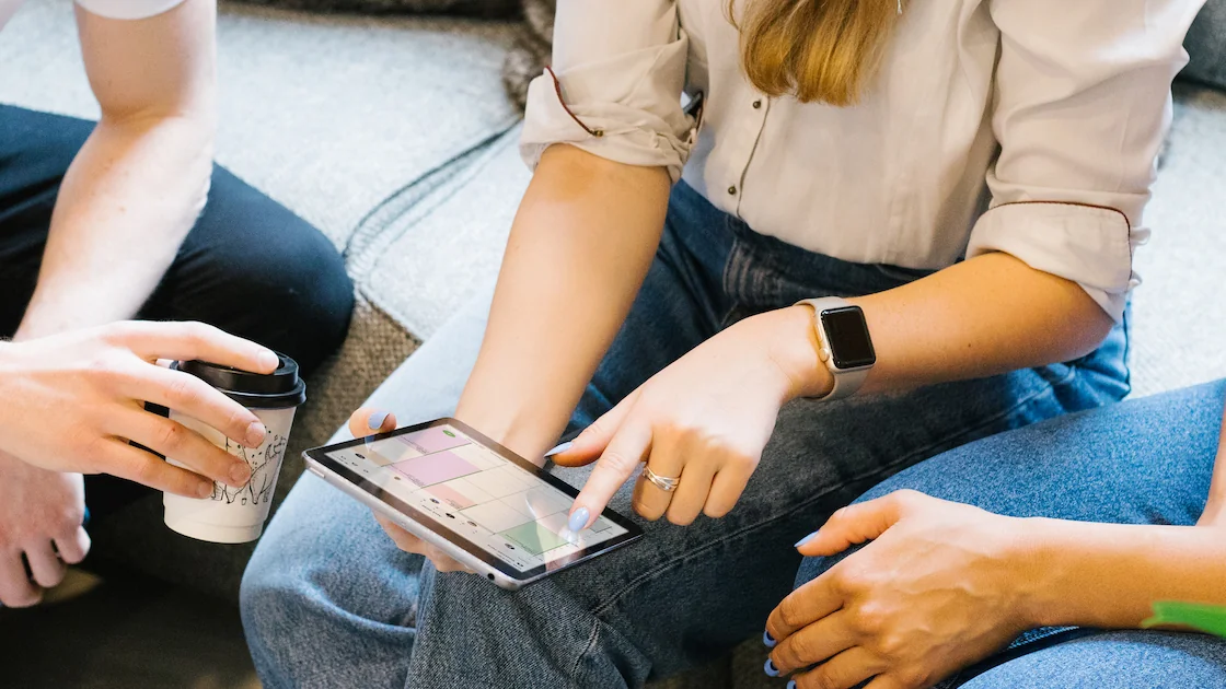 Il team di un salone consulta l’agenda delle prenotazioni su un tablet con Treatwell Connect