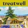 Una vista panoramica di Barcellona dal Park Güell, con le iconiche panchine in mosaico colorato di Gaudí e le guglie fiabesche in primo piano, la città e il mare sullo sfondo. Un banner giallo in alto mostra il logo "treatwell".