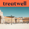 Un banner largo con il logo Treatwell in blu scuro su sfondo arancione nella parte superiore. Sotto il logo, una fotografia luminosa e soleggiata della grande Praça do Comércio a Lisbona, con l'Arco di Rua Augusta bianco, gli edifici gialli con portici ad arco e persone che passeggiano sull'ampia piazza pedonale sotto un cielo azzurro limpido.