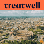 Vista aerea dall'alto di Roma con il Colosseo in primo piano. La città storica si estende fino all'orizzonte sotto un cielo coperto. Un grande banner arancione in alto mostra il logo "treatwell".