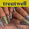 Due mani con lunghe unghie a mandorla decorate con motivi animalier assortiti: righe zebrate, macchie leopardate, pelle di serpente verde ed effetto tartaruga.