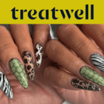 Due mani con lunghe unghie a mandorla decorate con motivi animalier assortiti: righe zebrate, macchie leopardate, pelle di serpente verde ed effetto tartaruga.