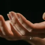 Due mani tese in avanti con i palmi verso l'alto e unghie che si sfaldano