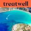 Vista aerea di una baia cretese turchese, con una moto d'acqua che traccia una curva bianca nell'acqua limpida, una mezzaluna di spiaggia sabbiosa e colline aride intorno alla riva, sotto un banner arancione corallo con la scritta treatwell.