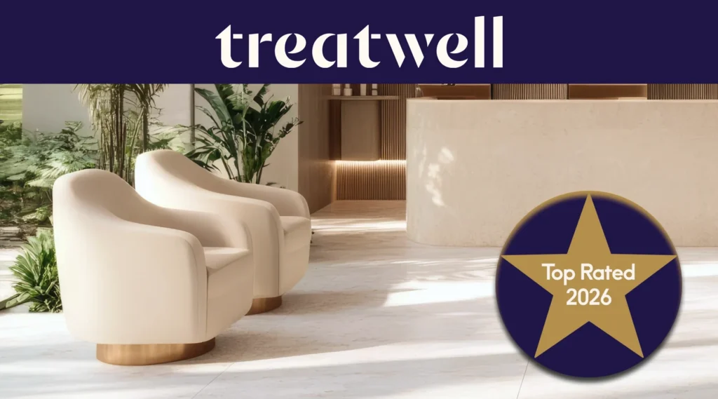 Badge Treatwell Top Rated 2026, assegnato in base alle recensioni dei clienti, nella reception luminosa di un salone con poltrone color crema e piante